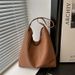 Borsa a tracolla versatile, tendenza autunno 2025, borsa tote retrò da donna_voghion.com