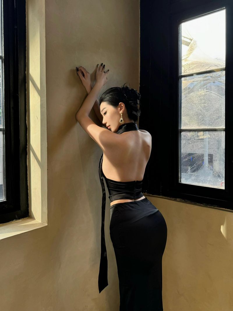 Bluză de damă cu decolteu în V, stil Spicy Girl, cu spate gol, cu talie joasă, pe jumătate de corp, cu fustă lungă mulată pe șolduri_voghion.com