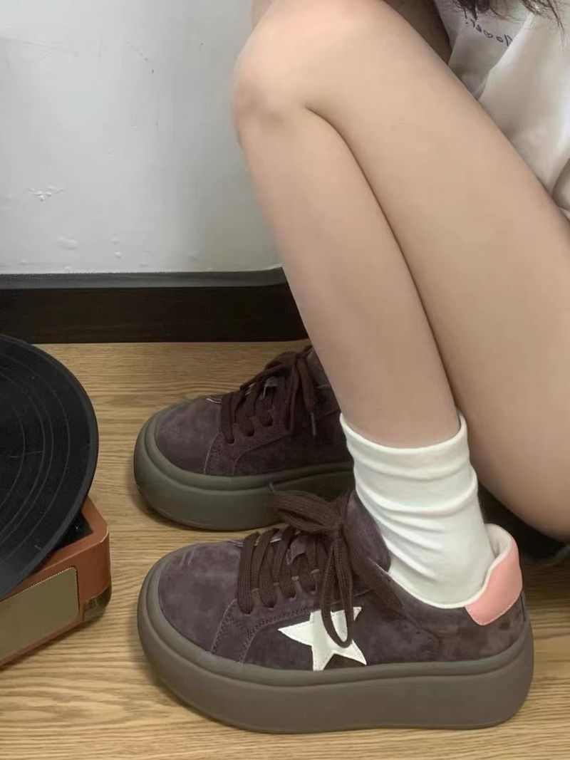 2024 Frühjahr und Sommer neue beliebte Nischen-Star-Sneaker für Damen im Retro-Hongkong-Stil mit dicker Sohle, lässige weiße Schuhe_voghion.com