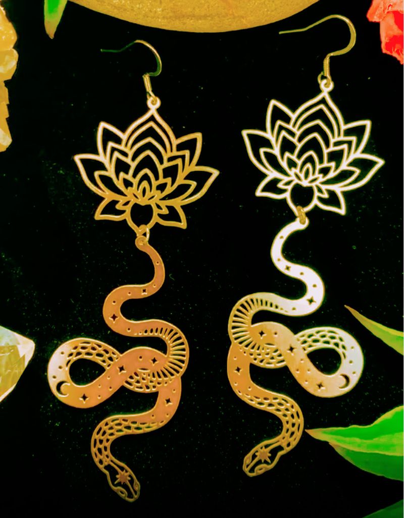 Orecchini fatti a mano in oro e argento con serpente di loto_voghion.com