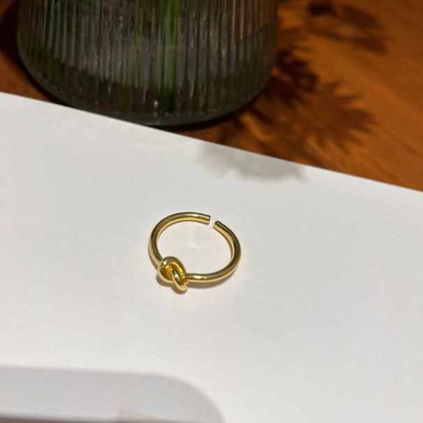 Anello in ottone placcato oro vero con nodo aperto e nicchia minimalista dal design elegante e senso dello stile_voghion.com