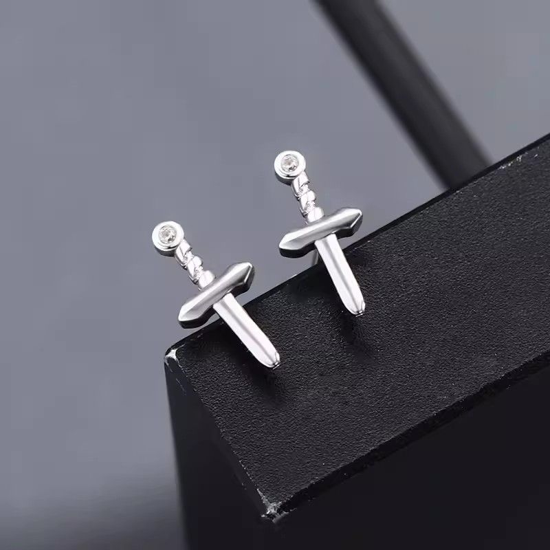 Sıcak Satış Antialerjik S Saf Gümüş Hançer, Haç, Zirkonyum Erkek Niş Tasarım, Kısa Kılıç Küpeler, Kişiselleştirilmiş Yaratıcılık, Moda Küpeler_voghion.com