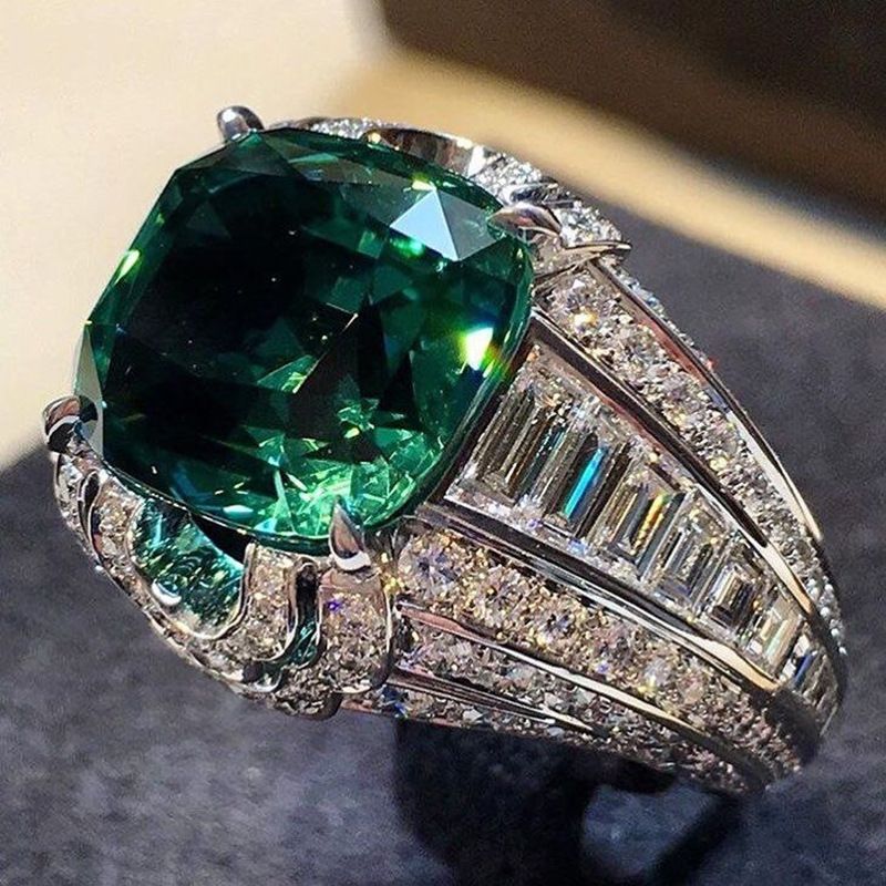 Nuovo anello da donna alla moda con zirconi intarsiati verdi di Cao Shi, temperamento classico_voghion.com