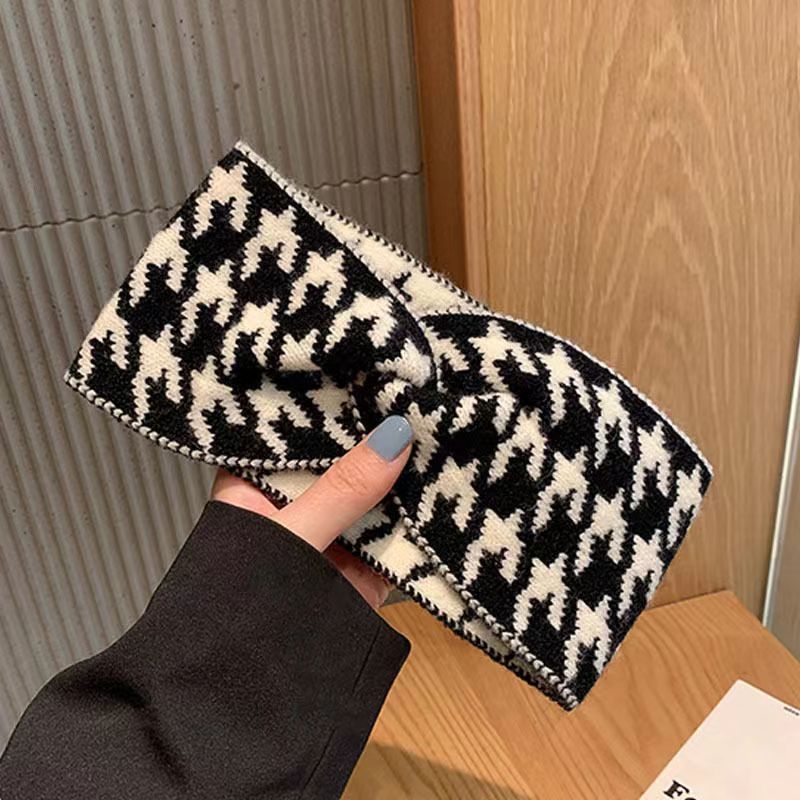 Nova faixa de cabelo esportiva de lã tricotada estilo pied-de-poule retrô, outono e inverno, com bordas largas, acessórios para cabelo preto e branco para mulheres_voghion.com