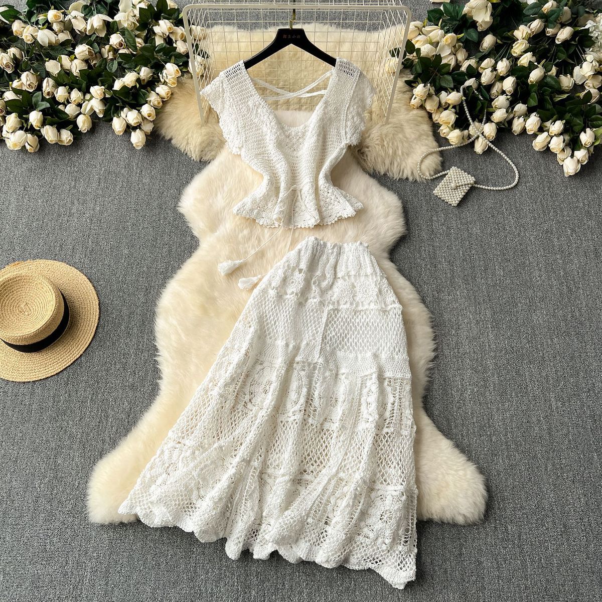 Hochwertiger, taillenlanger Hohlstrickpullover für Damen + süßer und vielseitiger Rock, zweiteiliger Anzug_voghion.com