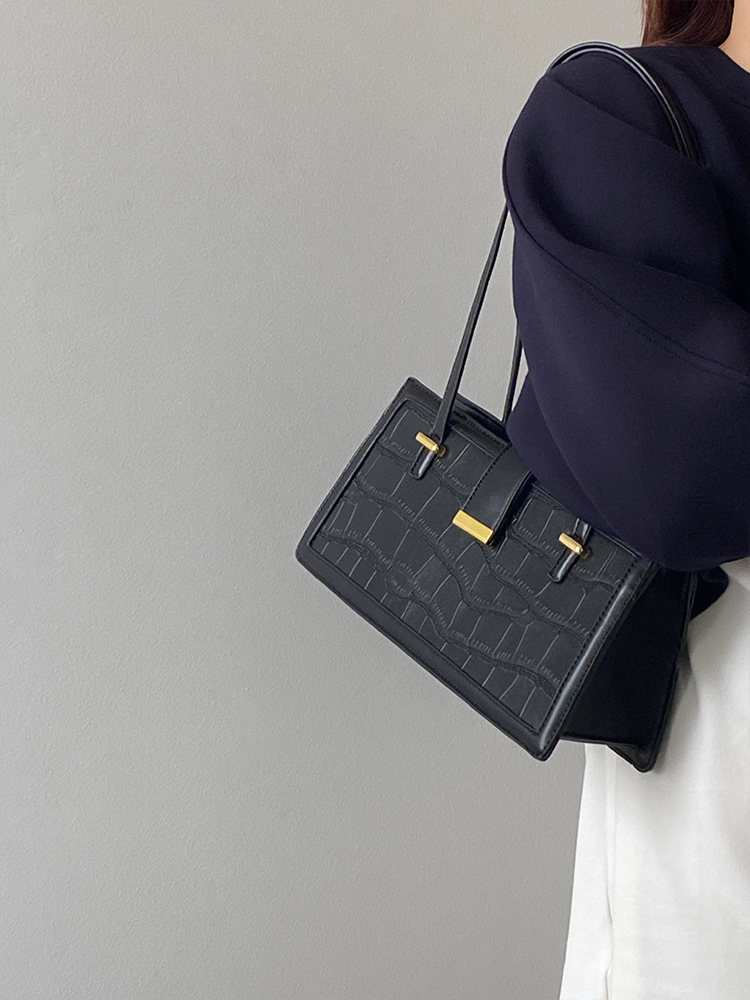 High-end Crocodile Pattern Black Armpit Bag Women's 2023 New Niche Design large-capacity commuter shoulder bag_voghion.com