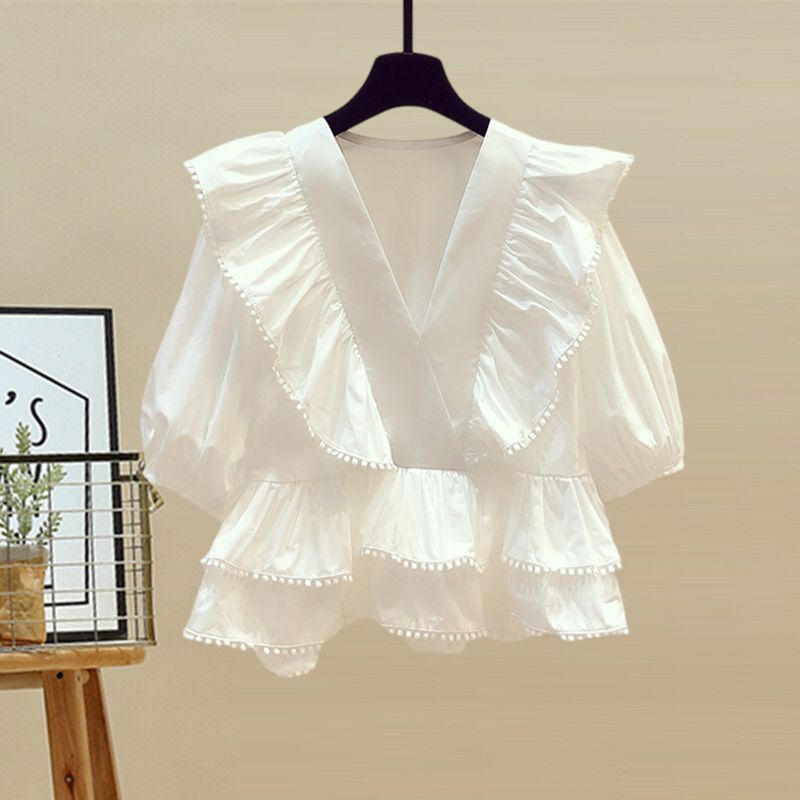 Sommer-Outfit-Set für kurvige Damen in großen Größen: Bluse mit V-Ausschnitt und hochgeschnittener Jeansrock_voghion.com