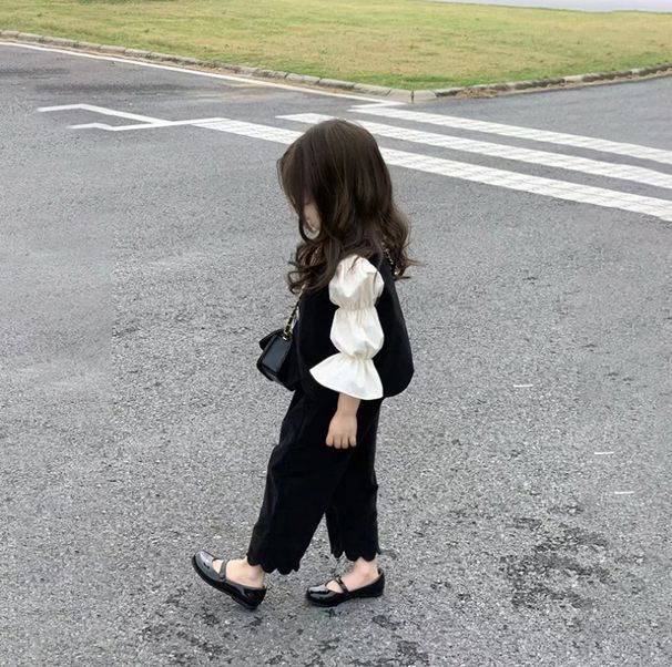 Vaikiški drabužiai 2024 m. rudens madinga liemenė temperamentingos pūstos rankovės marškiniai nėriniuotos kelnės trijų dalių komplektas_voghion.com