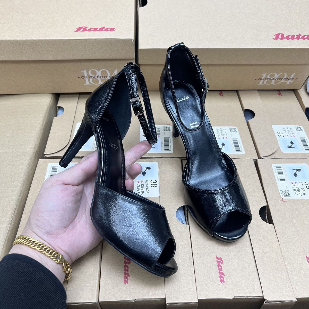 Damenschuhe handeln mit originellen, hochhackigen Fischmaul-modischen Damensandalen_voghion.com