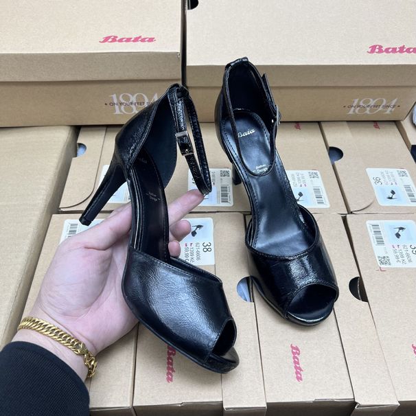 Damenschuhe handeln mit originellen, hochhackigen Fischmaul-modischen Damensandalen_voghion.com