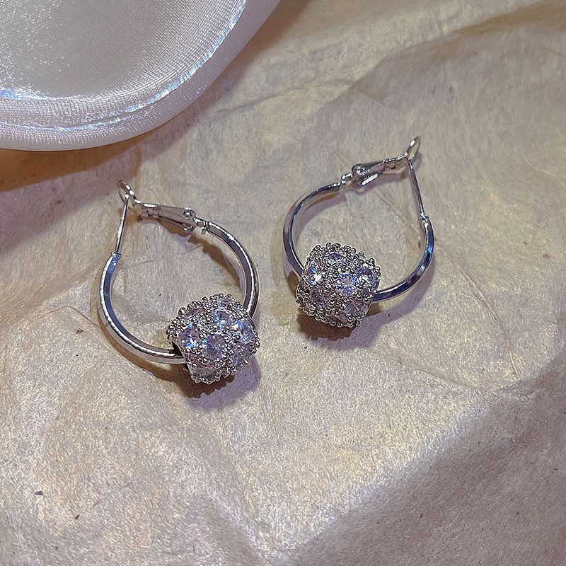 Orecchini a sfera in metallo con zirconi super flash, stile freddo, da donna, leggeri, di lusso, di alta gamma, con fibbie per le orecchie, semplici accessori per le orecchie di nicchia._voghion.com