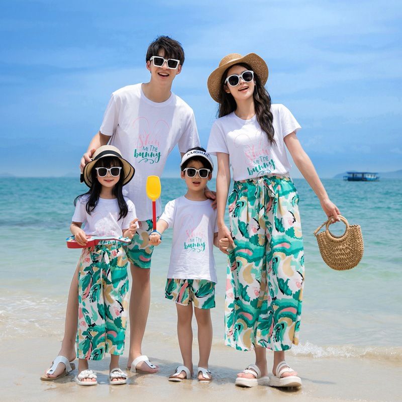 Family Clothes A family of three and four family with a mother and daughter travel vacation set_voghion.com