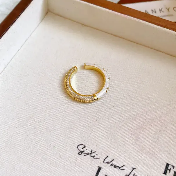 Offener, goldfarbener Ring mit Kristallpavé und weißem Perlmutt-Akzent, zart-eleganter Stil, ideal zur Aufwertung des Alltags._voghion.com
