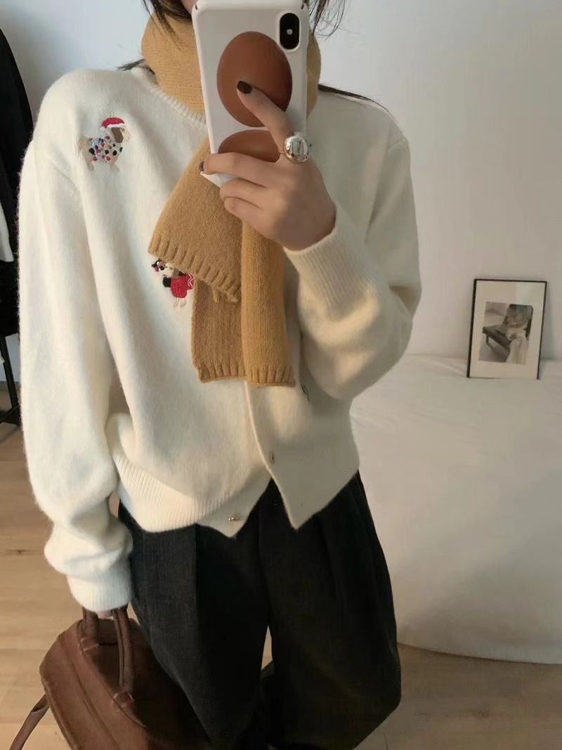 Cardigan lavorato a maglia con bottoni a pentagramma da donna, con ricamo vintage Heavy Industry, motivo natalizio con cucciolo rosso_voghion.com