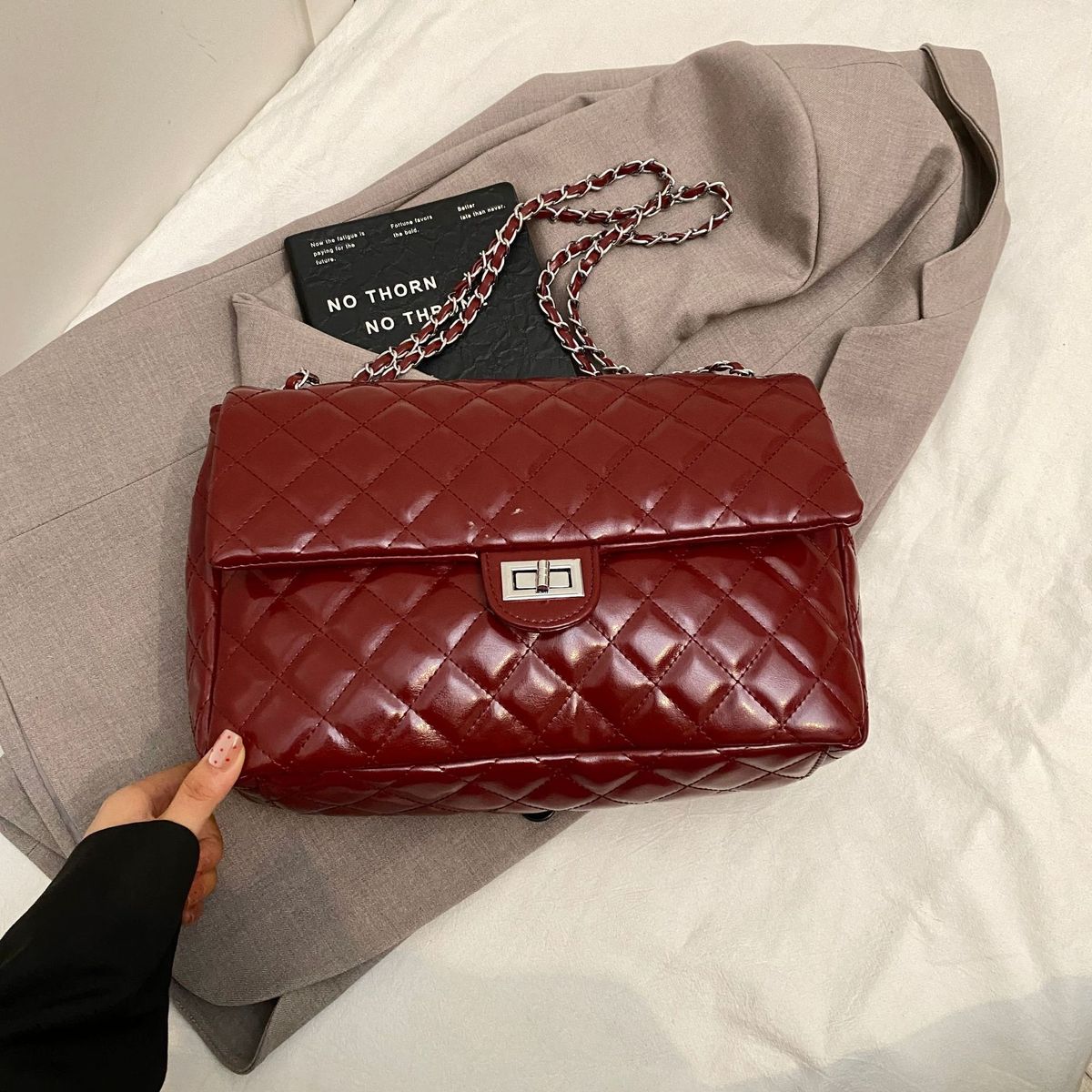 High end diamond grid chain light luxury, fragrance style, 2024 trendy embroidery thread, fashionable commuting single_voghion.com