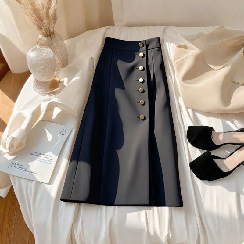 La tendenza della moda di quest'anno è un bellissimo vestito a trapezio a vita alta autunnale, nuovo, di media lunghezza, snellente e cadente._voghion.com