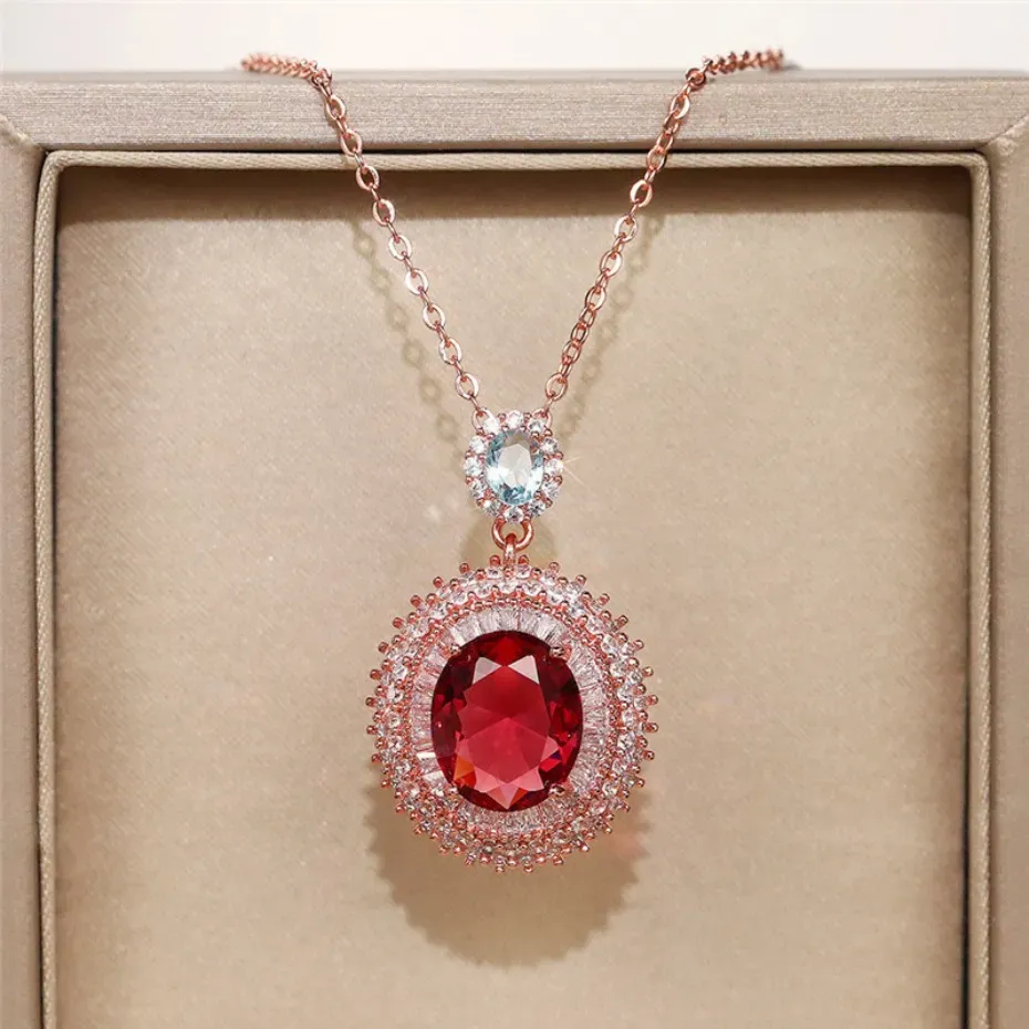 Designer-Halskette mit glänzendem Rubin-Rosen-Anhänger im Retro-Aristokratischen Stil, Zirkonia-Anhänger, hochwertige vergoldete Messinghalskette für Partys_voghion.com