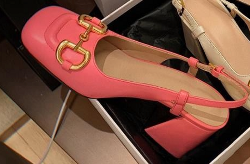 2024 High Heels Damen 21 Neue europäische Waren Flacher Mund Retro Square Toe French Horsebit Dickabsatz Single_voghion.com
