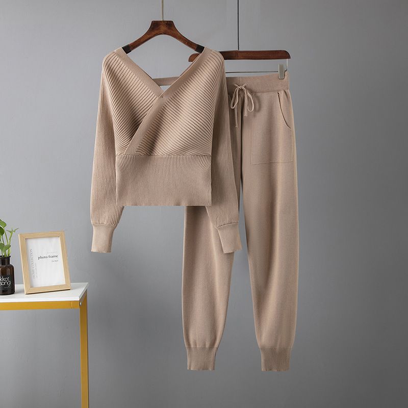 Completo da donna con maglione sexy con scollo a V e pantaloni casual da jogging - Completo autunnale in due pezzi per lavoro e tempo libero_voghion.com