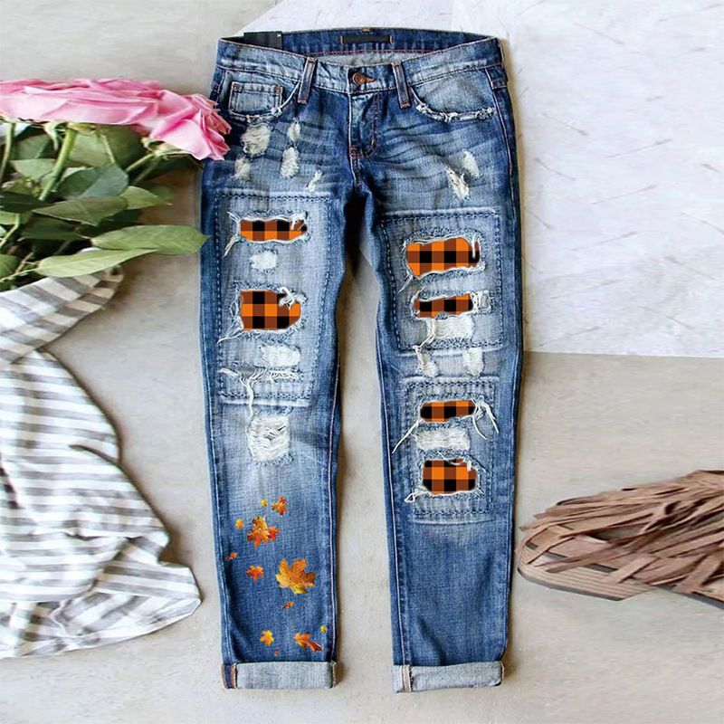 meistverkaufte zerrissene Jeans für Damen mit mittlerer Taille und Ahornblatt-Rot-Plaid-Print-Patch gerade Hose auf Lager_voghion.com