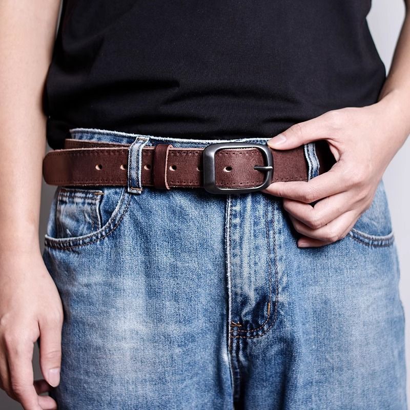 Vielseitige Herrenjeans mit Rindslederschnalle und einfachem, lässigem Herrenledergürtel_voghion.com