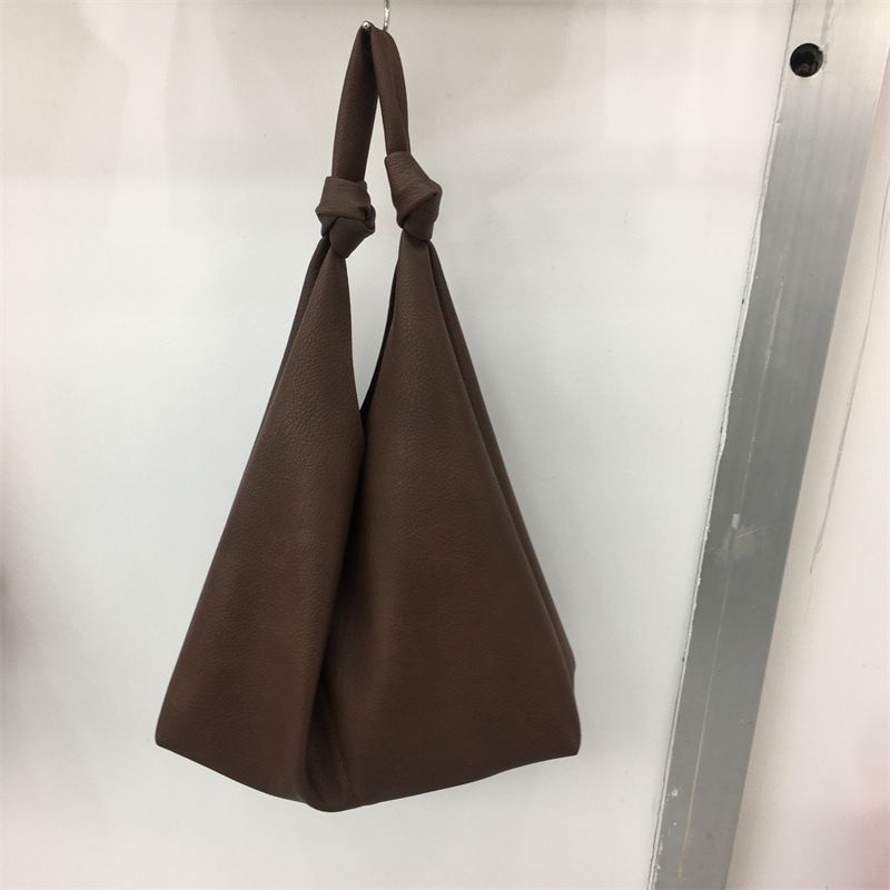 Nuova borsa a tracolla semplice e casual da donna, in morbida pelle, di grande capacità e con personalità._voghion.com