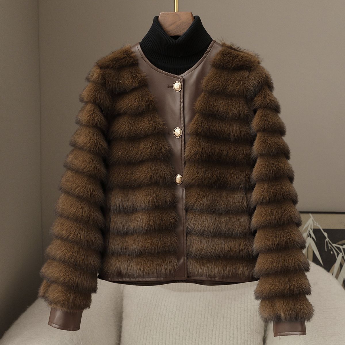 Cappotto in pelliccia sintetica da donna - Lunghezza corta, scollo rotondo, texture in velluto ecologico (blu argento, beige, marrone) - Taglia piccola per 40-50 kg_voghion.com