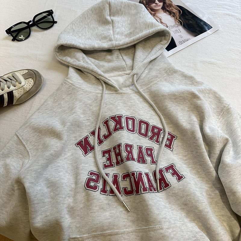 Felpa con cappuccio da donna con stampa di lettere grigie in stile americano, nuova maglia a maniche lunghe in pile mini snellente e ampia per l'autunno_voghion.com