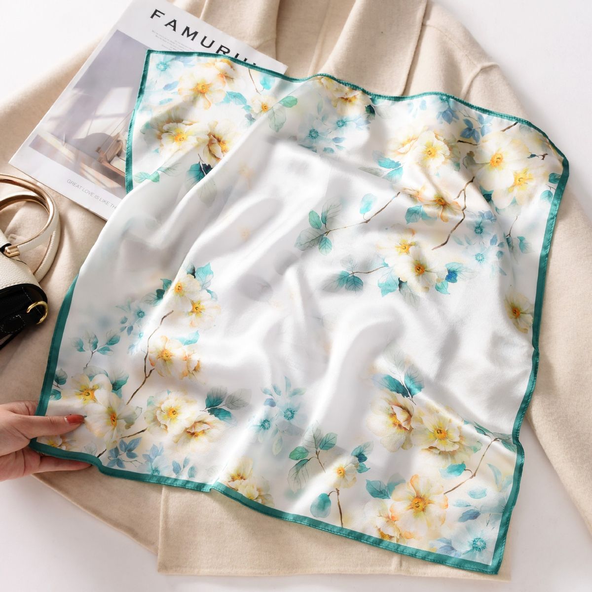 Sciarpa quadrata con protezione solare Dragonfly Floral 53 per donna, 100% seta di gelso_voghion.com