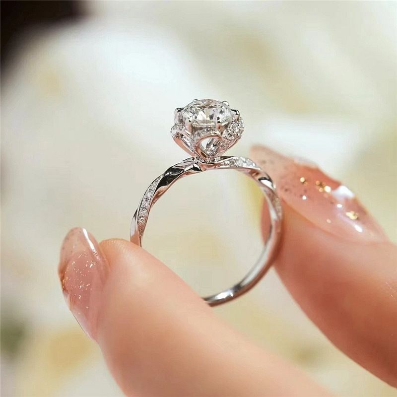 Živé vysílání diamantu Mosang s pokovením S pro ženskou niku, lehká luxusní zkroucená nástěnná růže, držící květinu v ruce_voghion.com