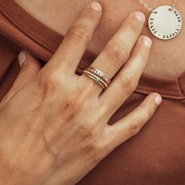 Set di anelli con combinazione di 12 pietre portafortuna colorate per San Valentino e festa della mamma, con incisione personalizzata del nome_voghion.com