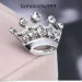 Spilla a forma di corona piccola in cristallo trasparente color argento di vendita calda B015 Spilla da colletto da donna in lega molto carina Gioielli da sposa per matrimonio_voghion.com