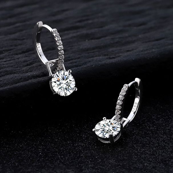 Orecchini pendenti con polsino in argento sterling placcato PT950 - Moissanite rotonda, elegante design di gioielli_voghion.com