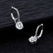 Orecchini pendenti con polsino in argento sterling placcato PT950 - Moissanite rotonda, elegante design di gioielli_voghion.com