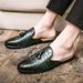 Britische Studiofoto-Umkleidekabine Halbunterstützung Lederschuhe Slip-On Tassel Brogue geschnitzte Lederschuhe für Männer_voghion.com