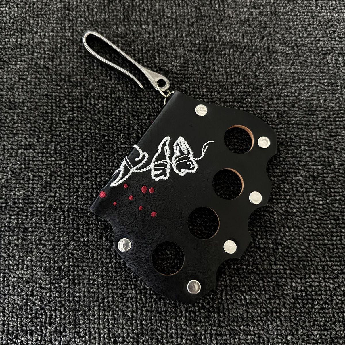 Portachiavi con tirapugni in ottone ricamato a mano retrò, ciondolo per borsa alla moda, ciondolo per cintura con design di nicchia, confine trasversale_voghion.com