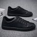 Uformell sport for menn Hvite mote flats 2024 Nye designersneakers Herre ensfargede tennissko Zapatillas Hombre_voghion.com