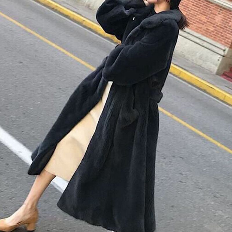 Moda femminile nel lungo cappotto di pelliccia bianco cappotto di pelliccia nero_voghion.com
