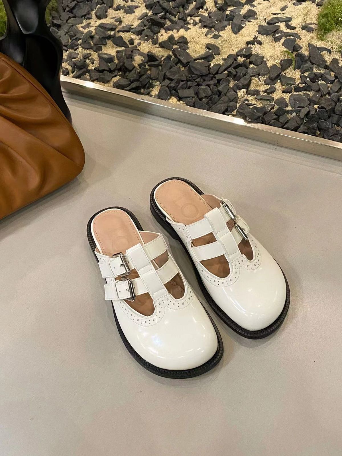 2025 New Model Ah Xi Ge Same Style Closed-Toe Half Slippers High-End British French Lazy Shoes Mary Jane Mules_voghion.com