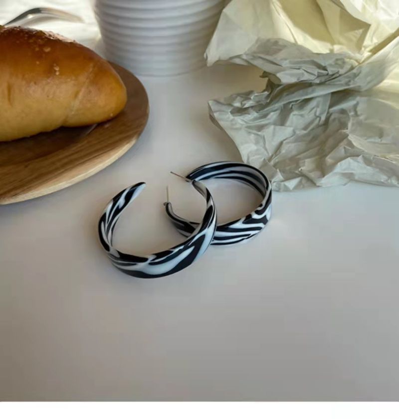 Orecchini da donna Orecchini a forma di C a strisce bianche e nere in argento alla moda, orecchini acrilici con personalità femminile_voghion.com