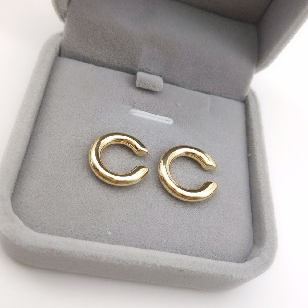 1 paio di semplici orecchini a cerchio in lega placcata a forma di C_voghion.com