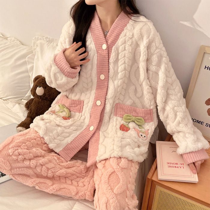 Pijama largo de felpa con estampado de jacquard para mujer, ropa de hogar gruesa con cuello en V, de dibujos animados coreanos, novedad de invierno de 2024_voghion.com