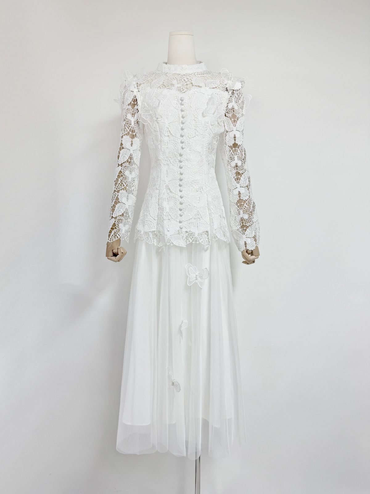 Elegante completo due pezzi in pizzo francese e rete – Ricami floreali e dettagli con fiocco – Top snellente in vita + gonna fluida in tulle – Stile vintage romantico_voghion.com