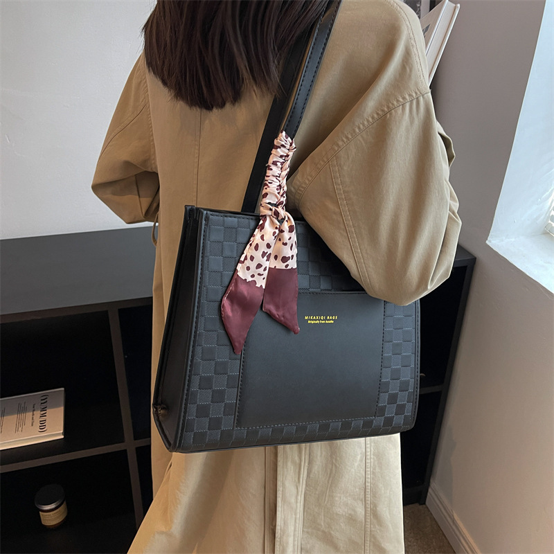 High-end Large Bag Women's Large Capacity 2023 New All-match Class Commuting Shoulder Bag Foreign Style Fashion Tote Bag_voghion.com