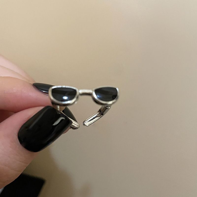 Anello con occhiali da sole neri per uomo e donna, design di nicchia con un tocco di alta qualità, anello aperto regolabile per coppia, alla moda_voghion.com