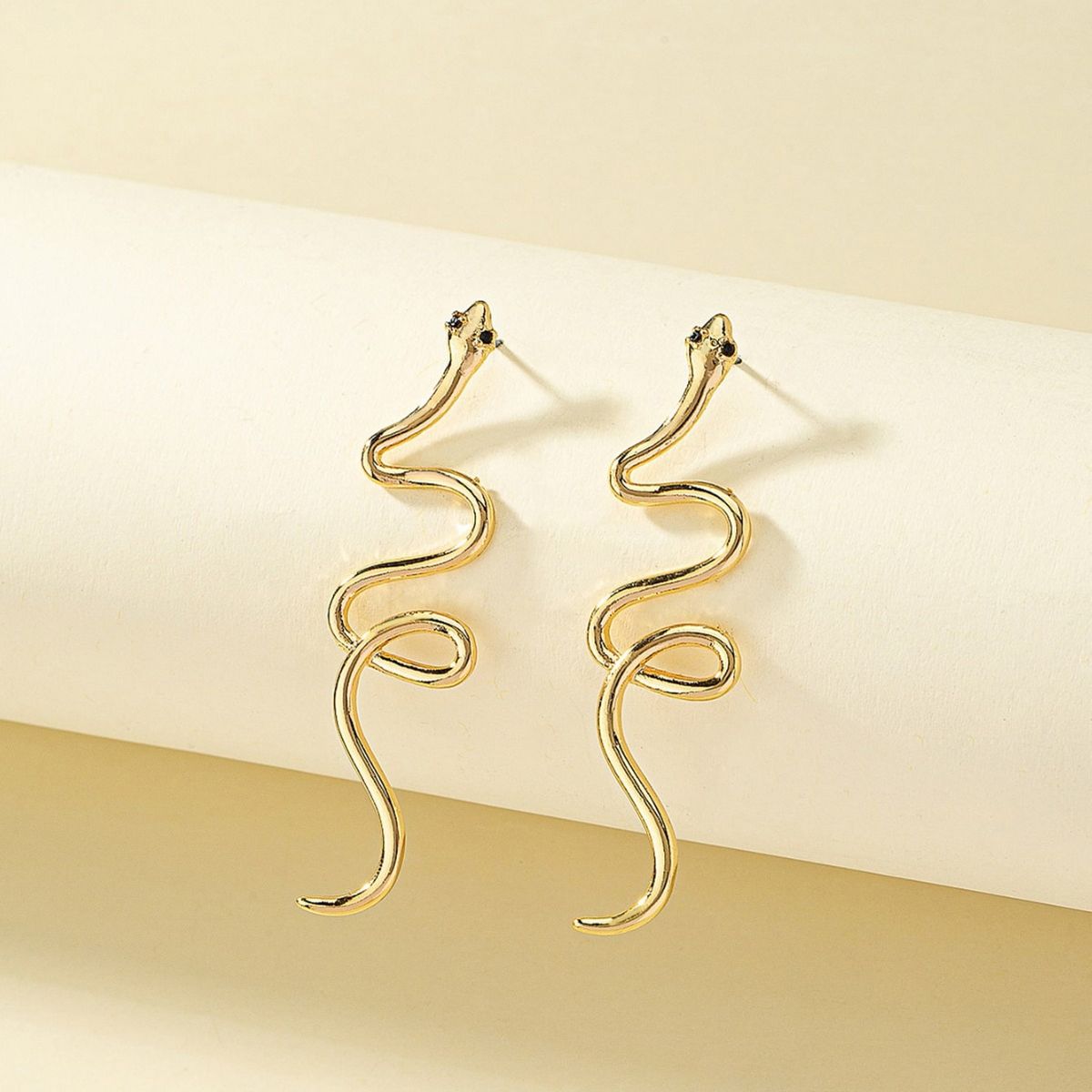 Orecchini a forma di serpente in metallo creativo, semplici e di alta qualità, con design curvo, tempestati di diamanti, gioielli per le orecchie rossi._voghion.com