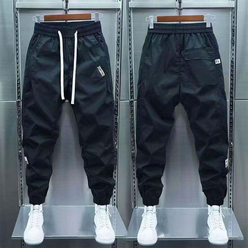Gli uomini indossano pantaloni cargo larghi, pantaloni Haren a vita elasticizzata, pantaloni elasticizzati alla caviglia_voghion.com