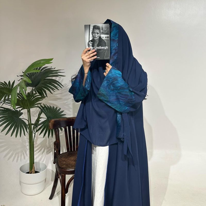 Damenbekleidung Frühling und Sommer im neuen Stil mit gespleißten Ärmeln, lässige Robe mit Kopftuchfleck_voghion.com