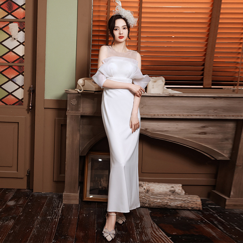 Einfacht Satin-Hochzäitskleed mat enger Schëller, franséischt Stil, klengt elegant, getailléiert, Fëschschwanz-Owendkleed_voghion.com