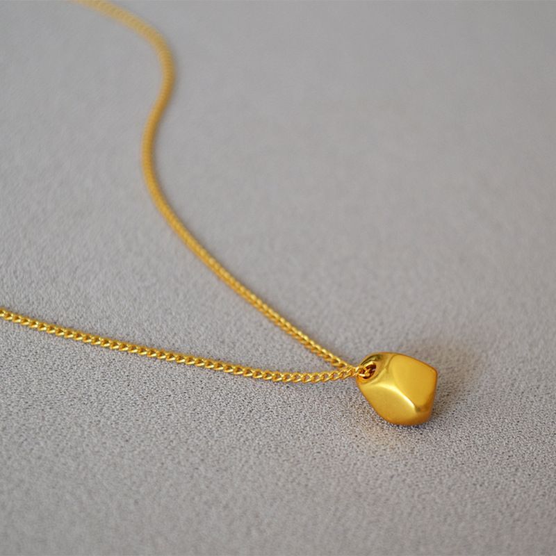 Collana con ciondolo in ottone placcato oro, semplice, elegante e versatile, con sfaccettature irregolari artistiche alla moda._voghion.com